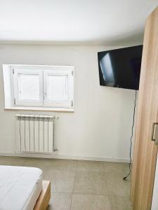 1 dormitorio con TV de pantalla plana en la pared en Stella Marina, en Vasto