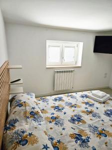 1 dormitorio con cama y ventana en Stella Marina, en Vasto