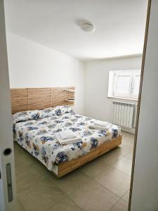 1 dormitorio con 1 cama con edredón de flores en Stella Marina, en Vasto