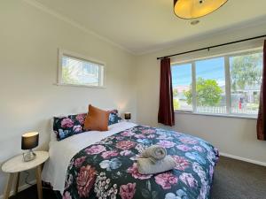 a bedroom with a bed and a window at Charming & Modern 4 BR in Lower Hutt