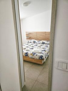 1 dormitorio con 1 cama en una habitación con espejo en Stella Marina, en Vasto