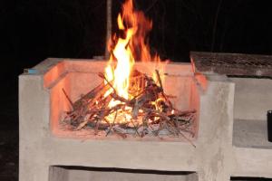 ein Feuer in einem Steinofen mit Flammen darin in der Unterkunft Letoane@krugerpark in Marloth Park