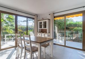 een eetkamer met een tafel en stoelen bij Apartamento Ponent 1 in Cala Ratjada