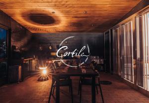 淡路Villa CORTILE的一间房间,桌子上标有咖啡的标语