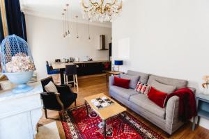 uma sala de estar com um sofá e uma mesa em Bordeaux Saint André - elegant, central and quiet em Bordeaux
