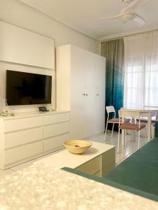 Televízia a/alebo spoločenská miestnosť v ubytovaní Apartament Casa Milo playa Los Locos