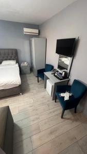 1 dormitorio con 1 cama y escritorio con ordenador en Hotel Ipekyolu, en Sapanca