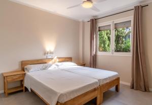 Schlafzimmer mit einem Bett und einem Fenster in der Unterkunft Apartamento Ponent 2 in Cala Ratjada