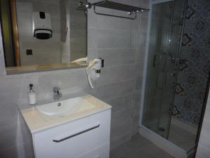 a bathroom with a sink and a shower at Apparts' hôtel Casa di a Restonica in Corte