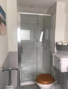 A bathroom at Quantock House Lodge