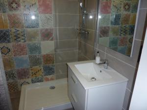 a bathroom with a sink and a shower at Apparts' hôtel Casa di a Restonica in Corte