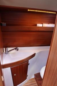 波蘭茲克的住宿－Jachty Nubian 29 (Pływający apartament)，一间带水槽和卫生间的浴室
