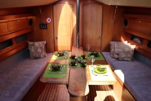Jachty Nubian 29 (Pływający apartament) في بولانكسيك: طاولة في وسط قارب مع وجبة عليه