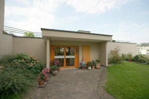 uma pequena casa com plantas em frente em Hoegerli Alpenblick em Weggis