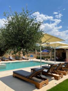 Bazén v ubytování Entheon Olive Villas - Poolside Retreats nebo v jeho okolí