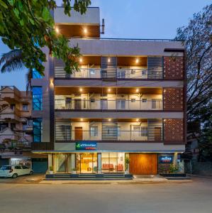 un condominio con un parcheggio di fronte di Hotel Vimleshwar a Kolhapur