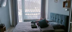 sypialnia z łóżkiem z pluszowymi misiami w obiekcie APARTAMENT USTROŃ 84 w Ustroniu
