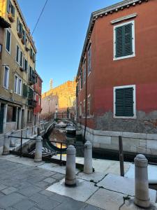 un canal au milieu d'une ville avec des bâtiments dans l'établissement Ca Penini - canal view, à Venise