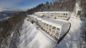 烏斯特龍的住宿－APARTAMENT USTROŃ 84，雪中建筑物的空中景观