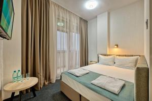 Augusta SPA Hotel tesisinde bir odada yatak veya yataklar