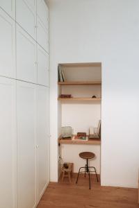 Kleines Zimmer mit einem Schreibtisch und einem Stuhl in der Unterkunft LUCCA in Zagreb