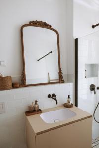 ein Bad mit einem Waschbecken und einem Spiegel in der Unterkunft LUCCA in Zagreb