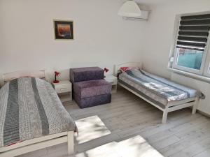Tempat tidur dalam kamar di APARTMAN “POD KRALJEVICOM”