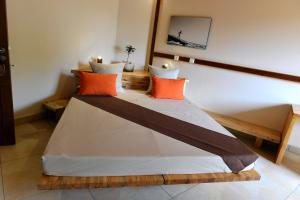Un pat sau paturi într-o cameră la Moringa Hotel