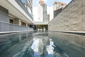 una piscina vacía en un edificio con edificios en Roomo Brooklyn Studios, en São Paulo