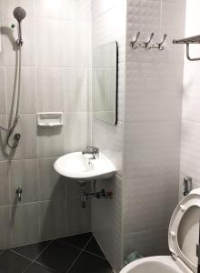 a bathroom with a sink and a shower and a toilet at บ้านสวนอินทาวน์ Baansuan in Town Hotel in Chiang Mai