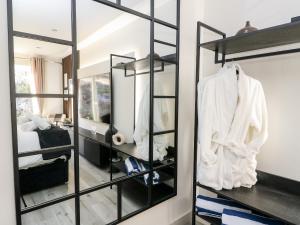 vestidor con espejo y bata blanca en Heilan Roo, en Pitlochry