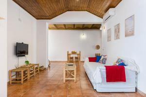- un salon avec un canapé blanc et une télévision dans l'établissement Agroturismo El Limonar 5, YourHouse, à Inca