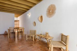 - un salon avec une table et des chaises ainsi qu'une salle à manger dans l'établissement Agroturismo El Limonar 5, YourHouse, à Inca