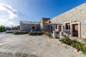 une maison en pierre avec une terrasse et un bâtiment dans l'établissement Agroturismo El Limonar 5, YourHouse, à Inca