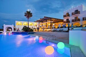 Bazén v ubytovaní Oceanis Beach & Spa Resort alebo v jeho blízkosti
