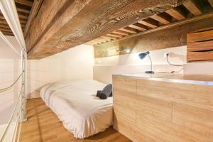 a bedroom with a bed and a desk with a lamp at Petit Pierre - Hyper centre - Place Jacobins in Lyon