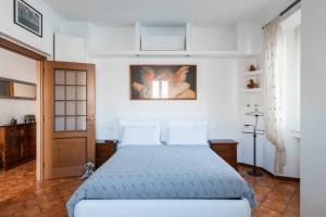 レッツェノにあるCasa Emiのベッドルーム1室(大型ベッド1台、青い掛け布団付)