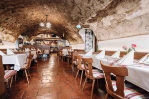 una sala da pranzo con tavoli e sedie in un ristorante di Gasthof Greimel a Laufen