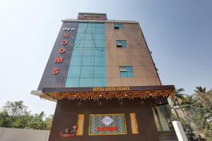 孟買的住宿－Hotel Geeta Palace，一座高大的建筑,上面有标志