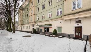 華沙的住宿－Evergreen Apartment Mokotow，大楼前有雪覆盖的街道