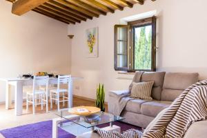 un soggiorno con divano e tavolo di Castellaccia contemporary country house a San Gimignano