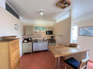 eine Küche mit einem Holztisch und einer Arbeitsplatte in der Unterkunft Ferienwohnung BALOMO, nur 650m zum Strand in Zinnowitz
