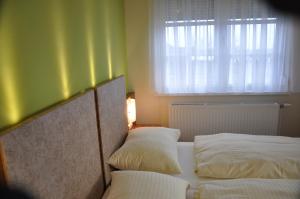 Säng eller sängar i ett rum på Gasthof zur Linde