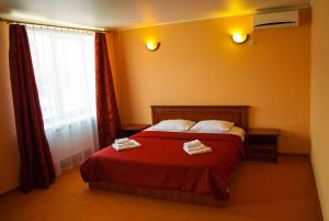 um quarto com uma cama com duas toalhas em Готель Україна em Lokhvytsya