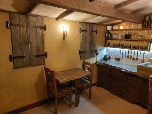 eine Küche mit einem Holztisch und einer Theke in der Unterkunft A little bit of Magic - Witchcraft in York