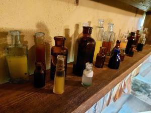 eine Reihe von Glasflaschen auf einem Regal in der Unterkunft A little bit of Magic - Witchcraft in York