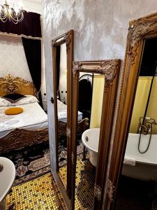 uma casa de banho com uma cama, um lavatório e um espelho. em Night o'clock Business and Spa Aparts em Opole