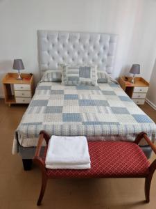 1 dormitorio con 1 cama grande y 2 mesitas de noche en Casa Central, Amplia y Cómoda, en Antofagasta