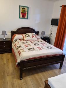 a bedroom with a bed with a quilt on it at Casa Central, Amplia y Cómoda in Antofagasta
