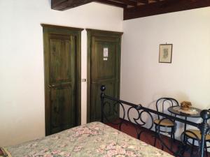 a bedroom with a bed and a table with chairs at A La Casa Dei Potenti in San Gimignano